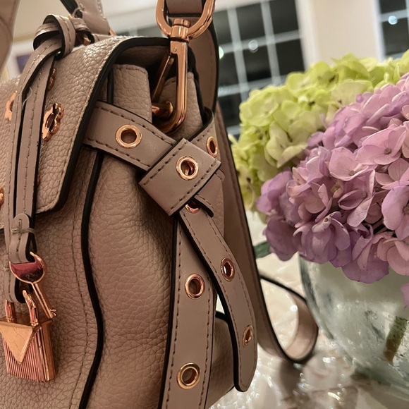 bristol small floral appliqué leather backpack Ana – Embroidered Bag in Brown or Black Adjustable Straps – Wear it how you like—carry it or wear it comfortably on your back Compact Yet Spacious – Fits your essentials while keeping your look light and stylish Dimensions Michael Kors Bristol Small Floral